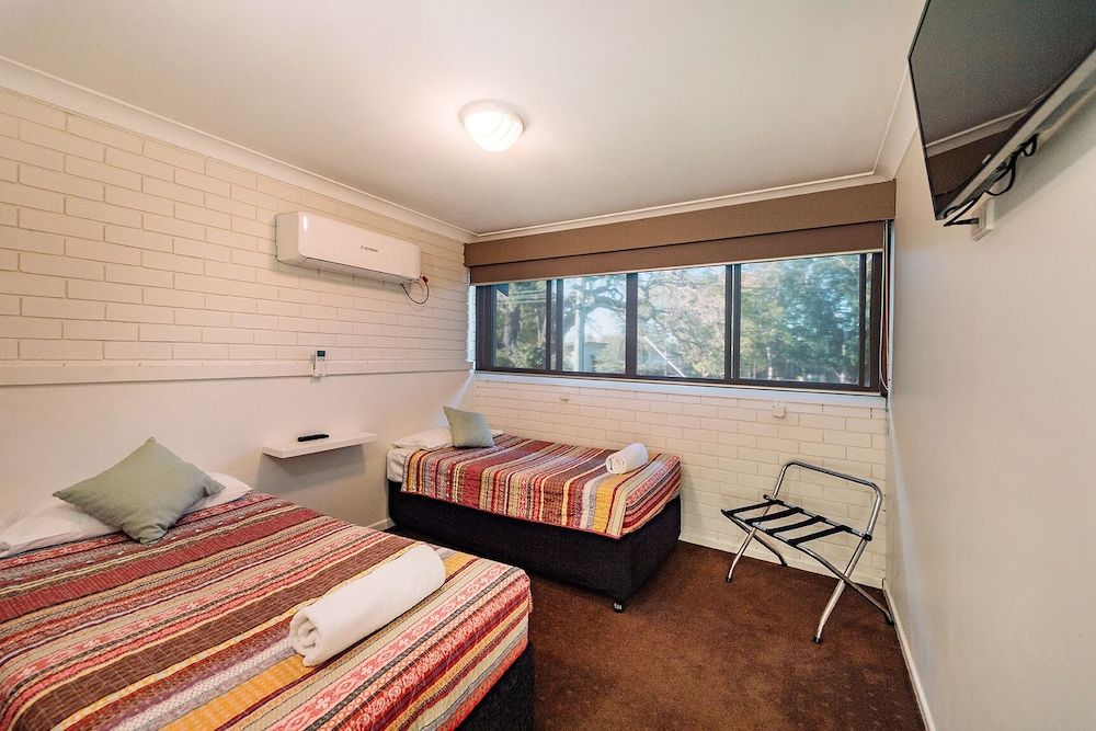 Small Family Suite with Kitchenette (1 Queen and 2 Single Beds)