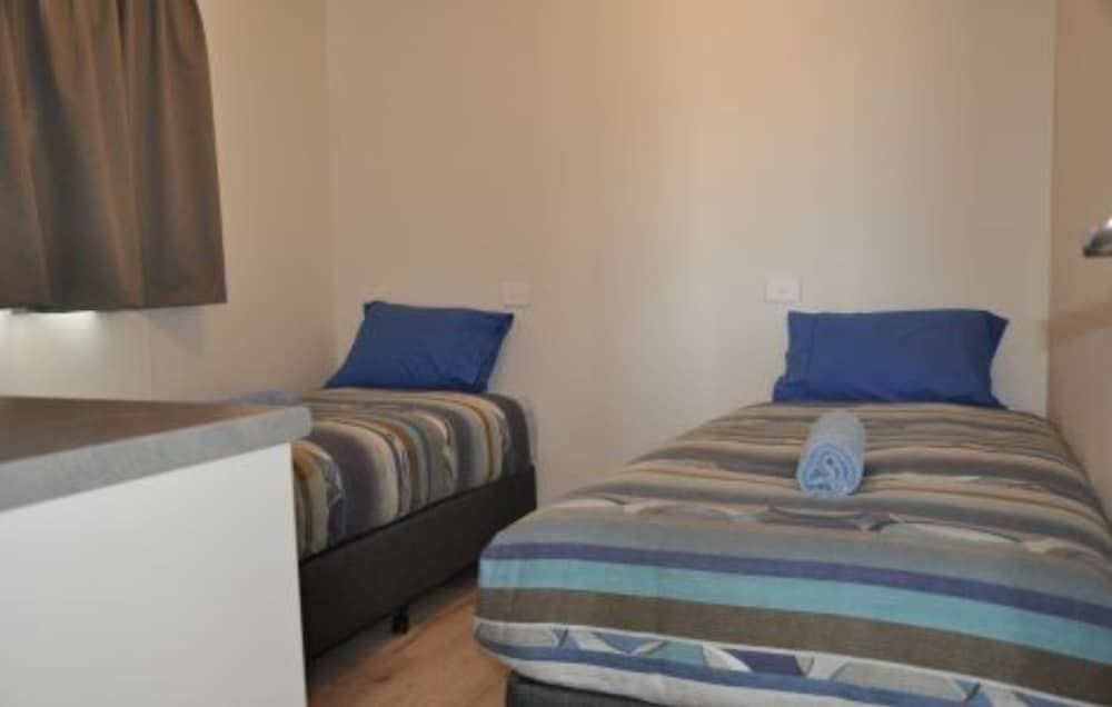 Deluxe 2 Bedroom Cabin - Sleeps 4