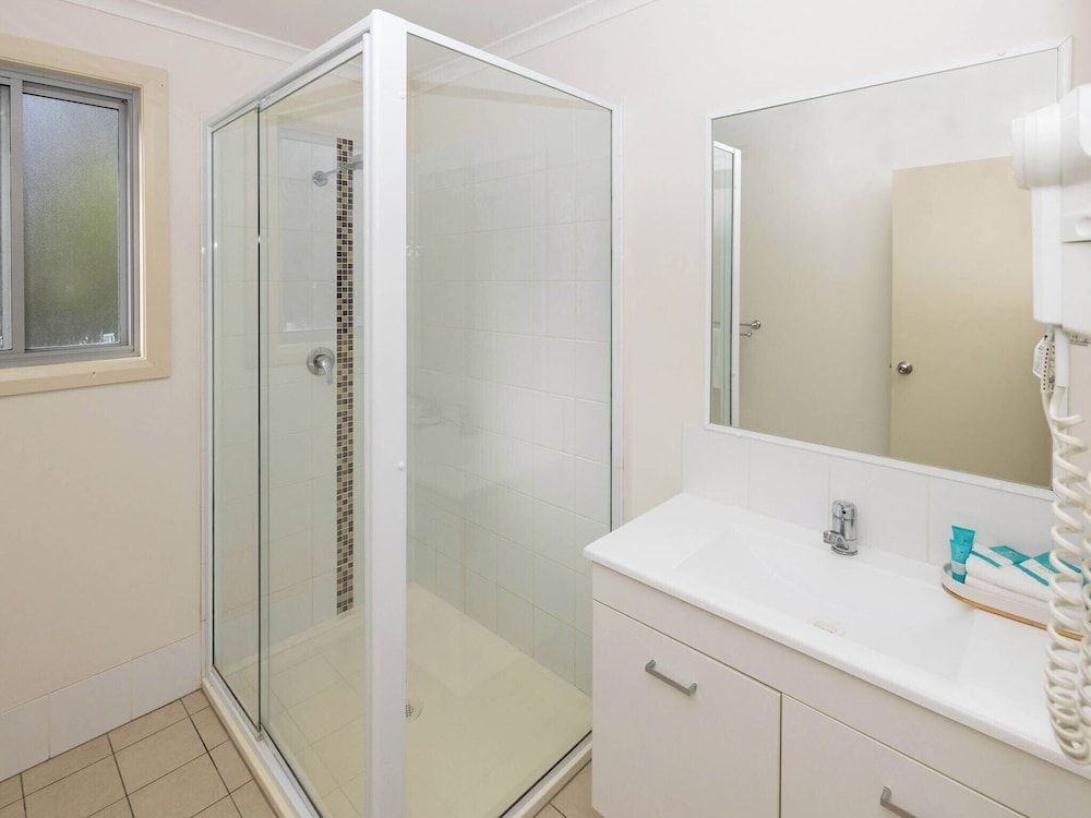 Lakeside Forster Holiday Park Superior Poolside 2 Bedroom Villa 3