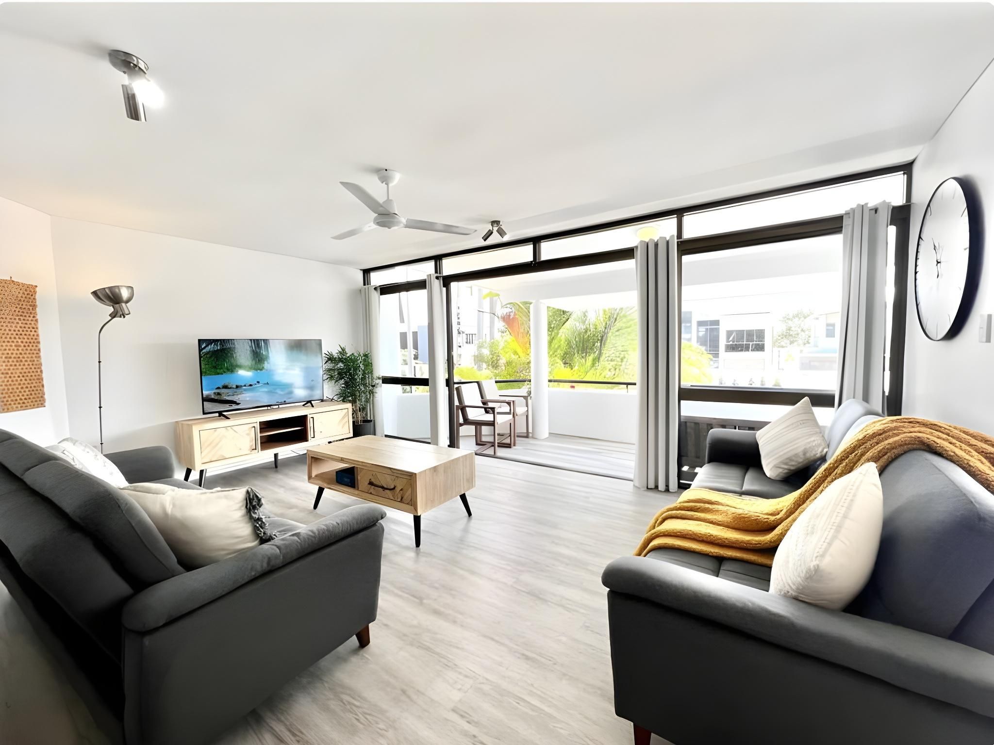 2 Bedroom Apartment with Pool View