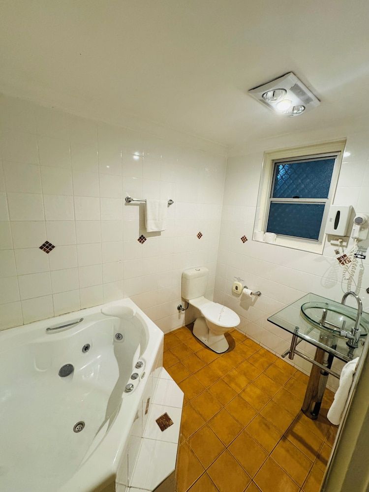 Taree Motor Inn Deluxe Double or Twin Room 11