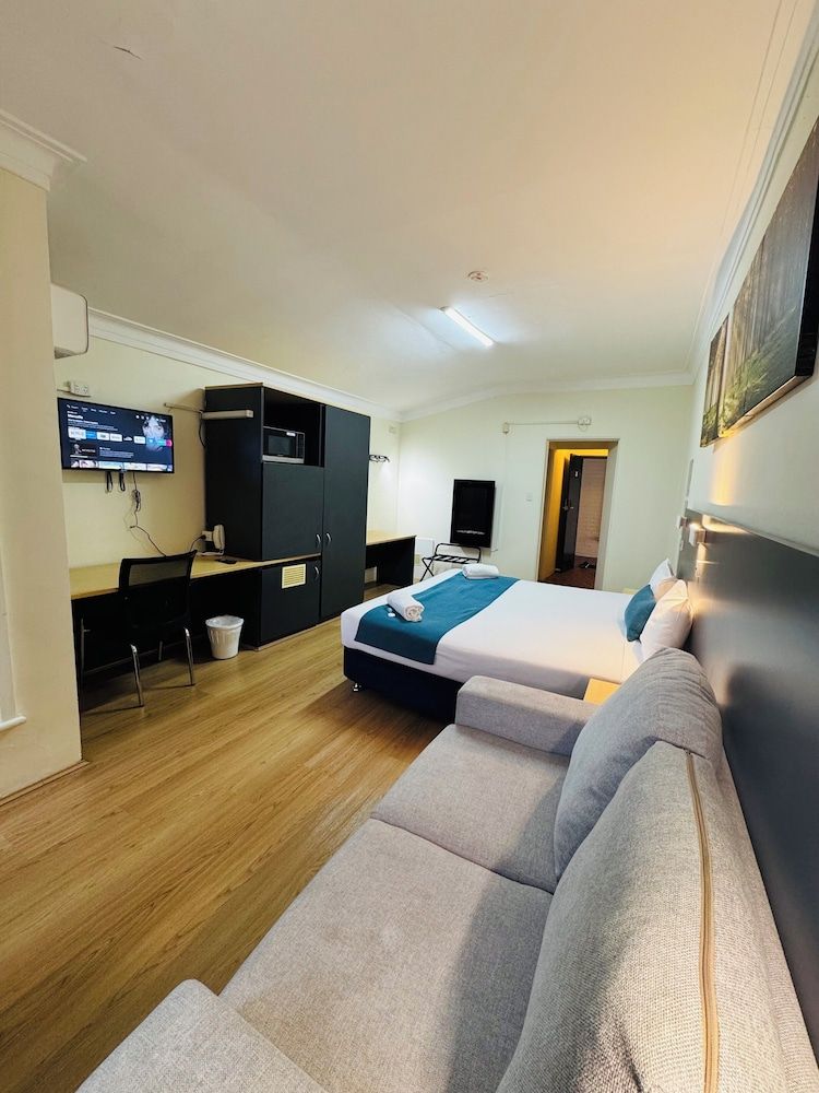 Taree Motor Inn Deluxe Double or Twin Room 6