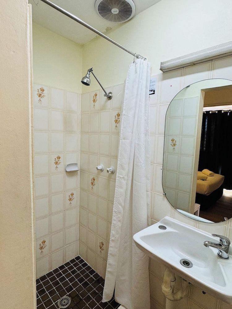 Taree Motor Inn Deluxe Double or Twin Room 12