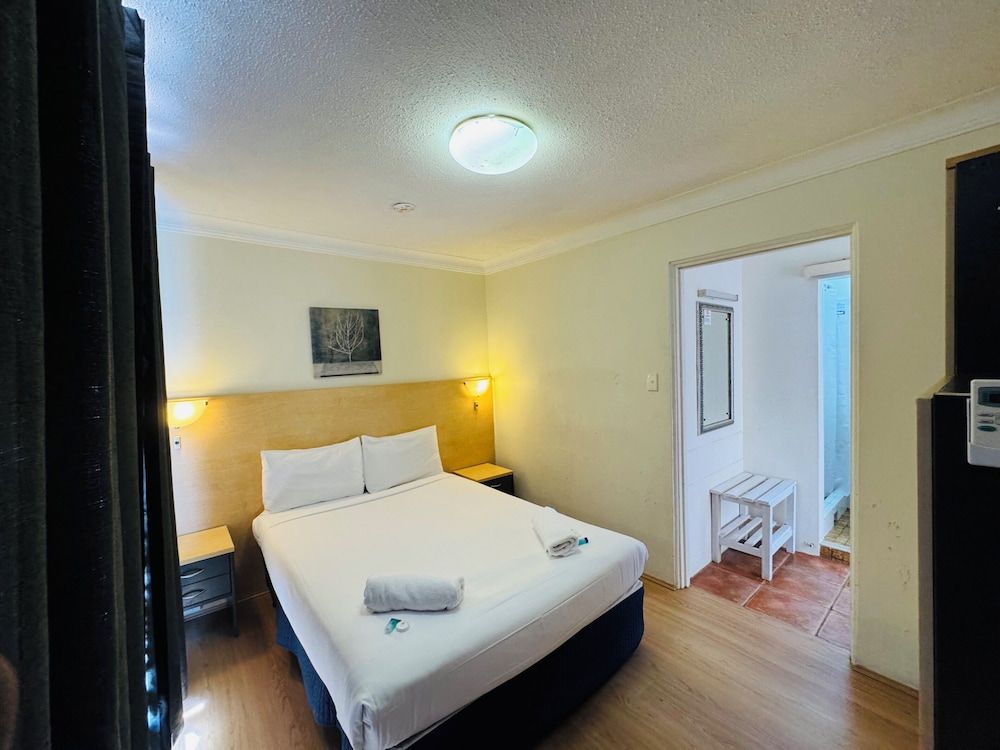 Taree Motor Inn Deluxe Double or Twin Room 4