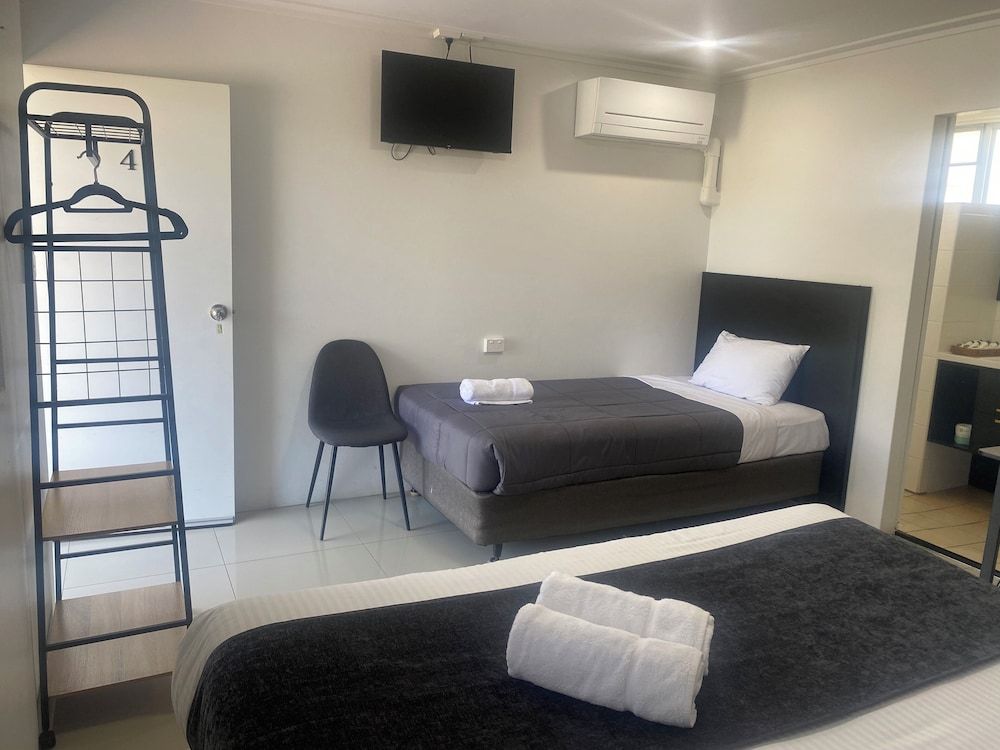 The Seaview Tavern Motel Triple Room 6