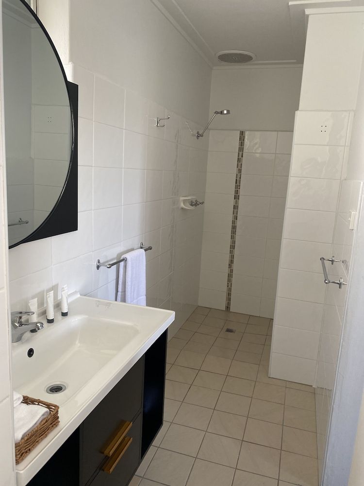 The Seaview Tavern Motel Triple Room 7