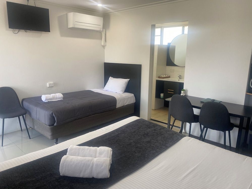 The Seaview Tavern Motel Triple Room 5