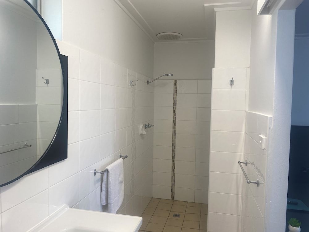 The Seaview Tavern Motel Triple Room 9