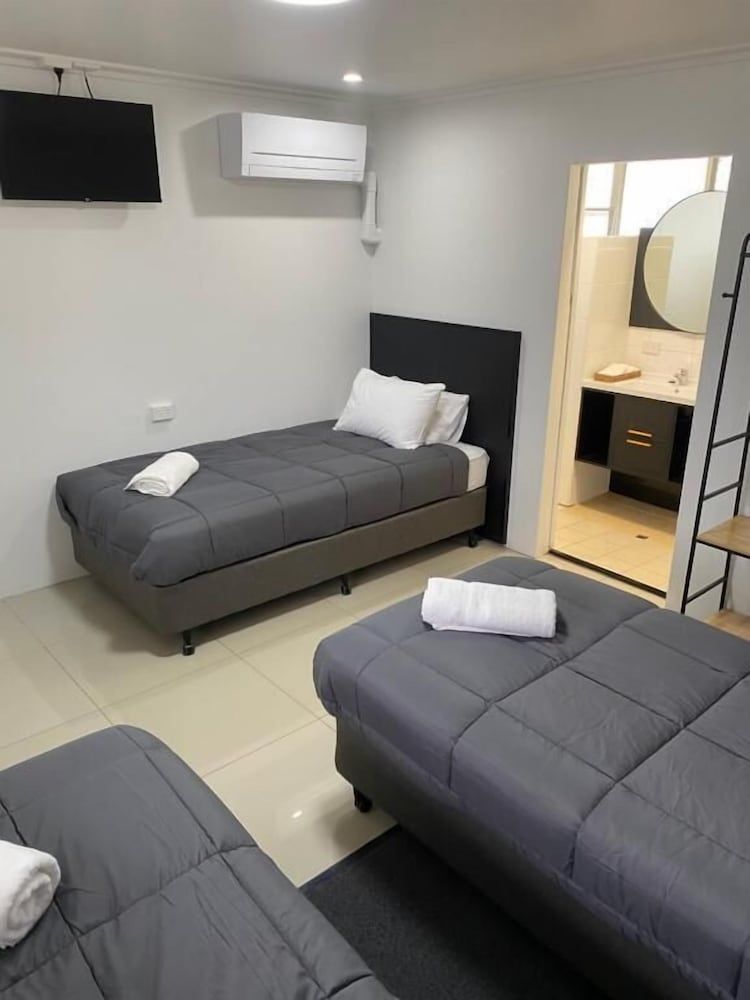 The Seaview Tavern Motel Triple Room 3