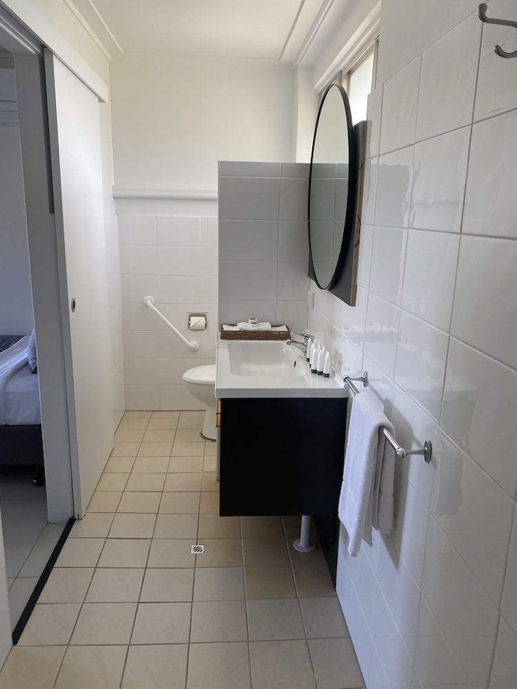 The Seaview Tavern Motel Triple Room 8