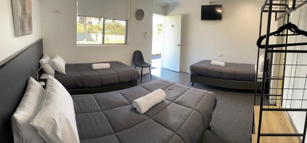 The Seaview Tavern Motel Triple Room 2