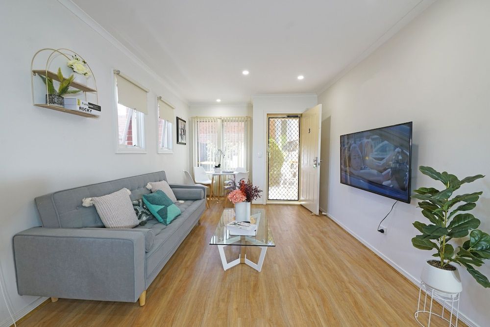 Box Hill Compact Home Small family WiFi Comfort Apartment, 1 Queen Bed with Sofa bed, Non Smoking, Courtyard View 7