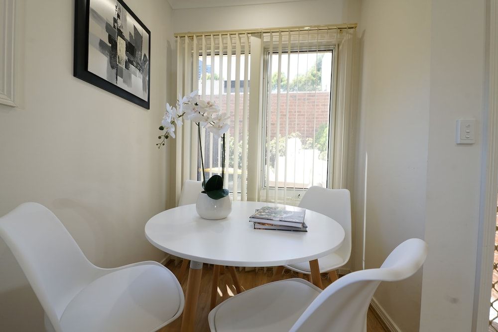 Box Hill Compact Home Small family WiFi Comfort Apartment, 1 Queen Bed with Sofa bed, Non Smoking, Courtyard View 6