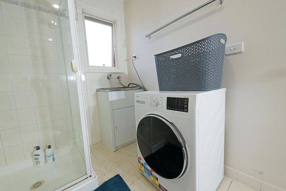 Box Hill Compact Home Small family WiFi Comfort Apartment, 1 Queen Bed with Sofa bed, Non Smoking, Courtyard View 4