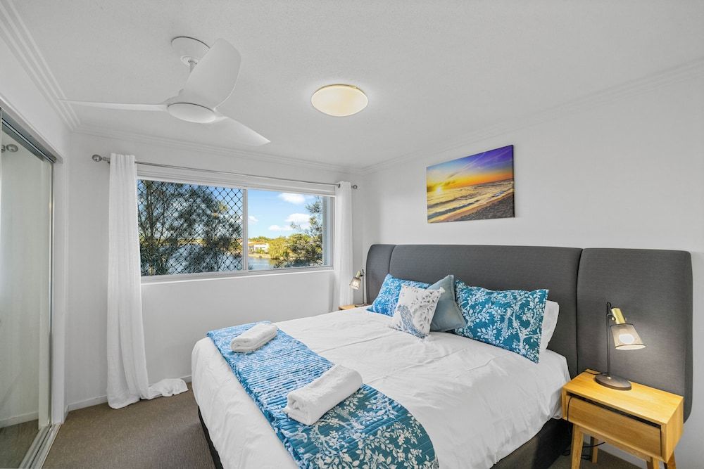 Broadwater and Saltwater on the Peninsula. 2 Bedroom Apartment on Saltwater