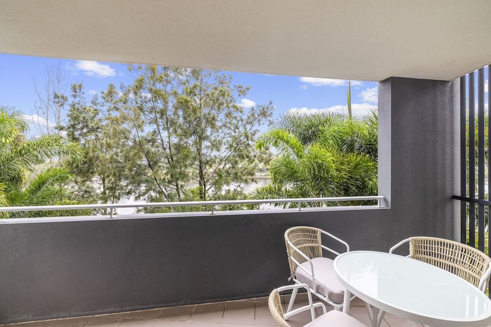 Broadwater and Saltwater on the Peninsula. 1 Bedroom Apartment on Broadwater 5