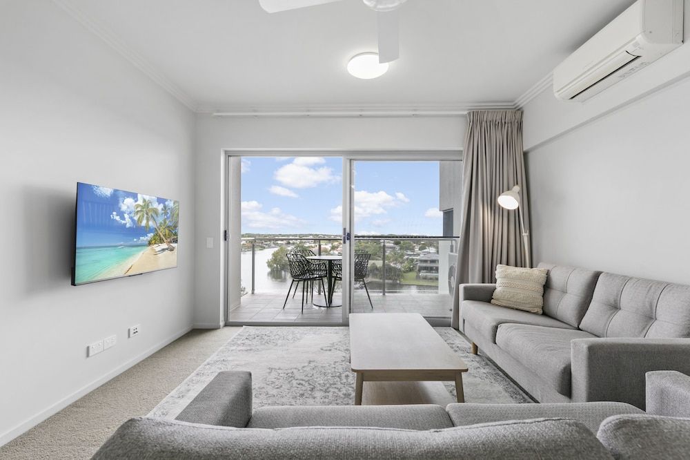 Broadwater and Saltwater on the Peninsula. 2 Bedroom Apartment on Broadwater 3