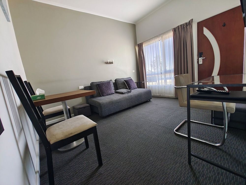 Deluxe Family Suite with Kitchenette