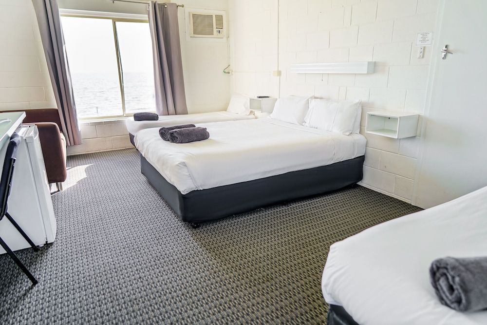 Family Waterfront Room x 2 Air Con queen bed 2 singles