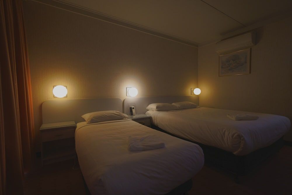 Olympia Motel Standard Room, Queen and Single 3