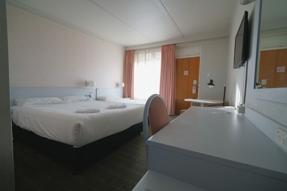 Olympia Motel Standard Room, Queen and Single 2