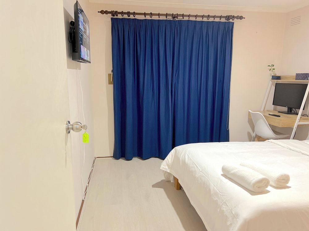 Budget Room with Shared Bathroom 5