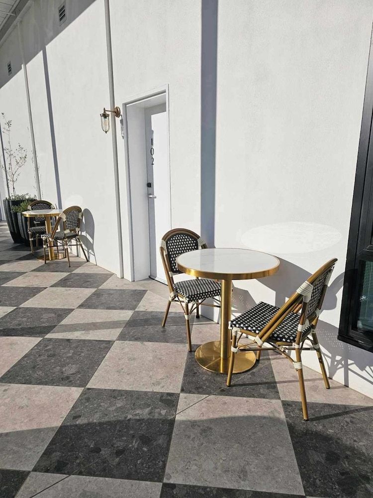 St Hugh Hotel Wagga Wagga Family Room 3