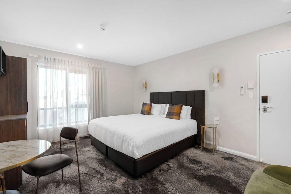 St Hugh Hotel Wagga Wagga Luxury Room