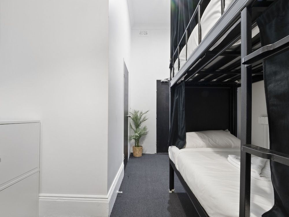 Azzurro Pod Hotel Darling Harbour Mixed Pod Ensuite Large Room 2