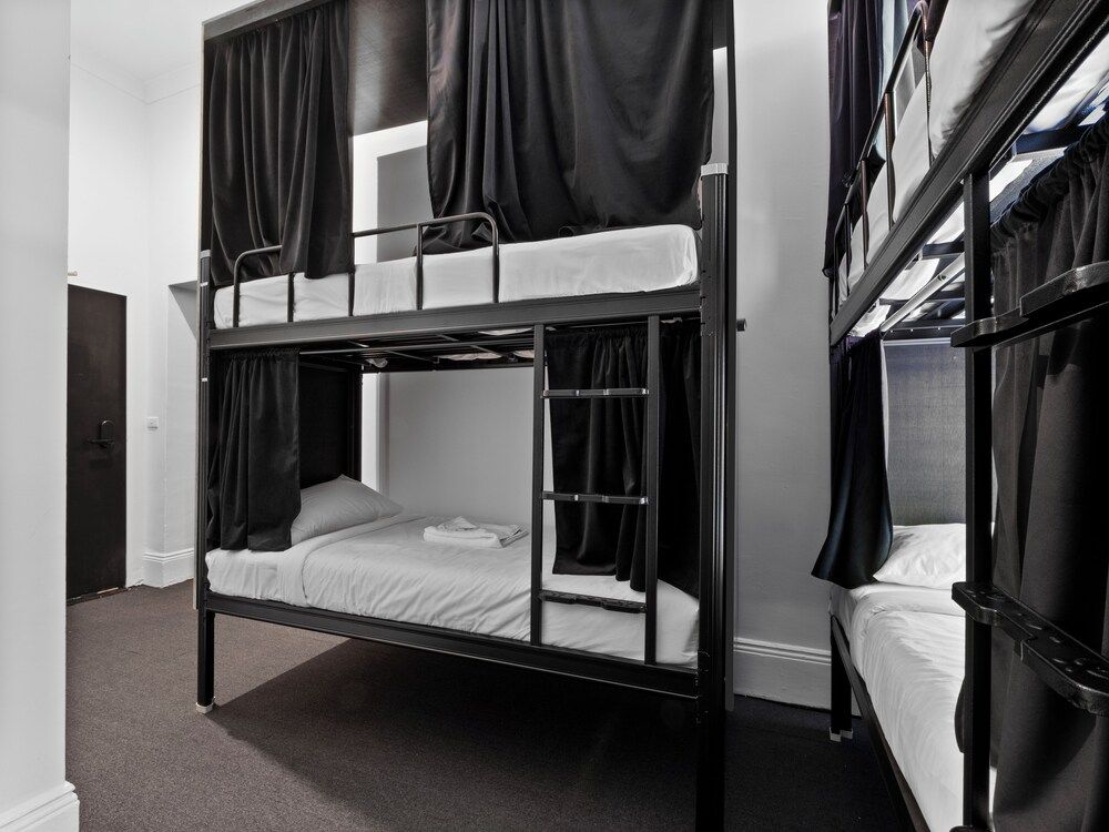 Azzurro Pod Hotel Darling Harbour Mixed POD En-suite Bathroom- 4 people Bedroom