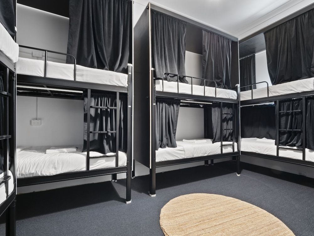 Azzurro Pod Hotel Darling Harbour Mixed POD En-suite Bathroom - 8 people Bedroom