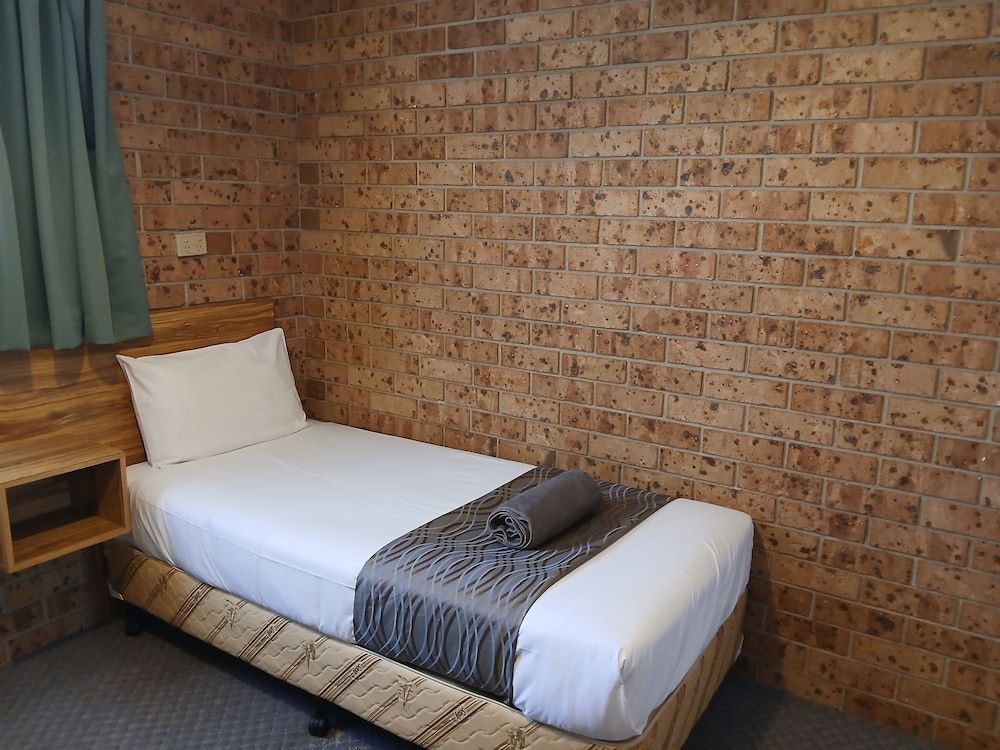 ALYN MOTEL Family Room 2