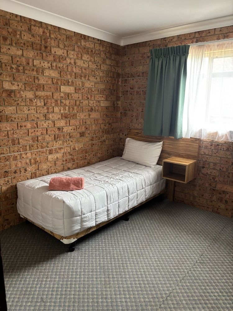 ALYN MOTEL Family Room 4