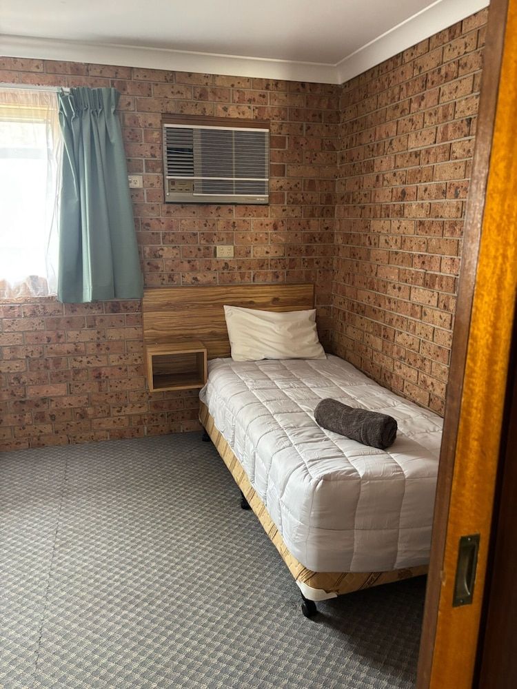 ALYN MOTEL Family Room 3