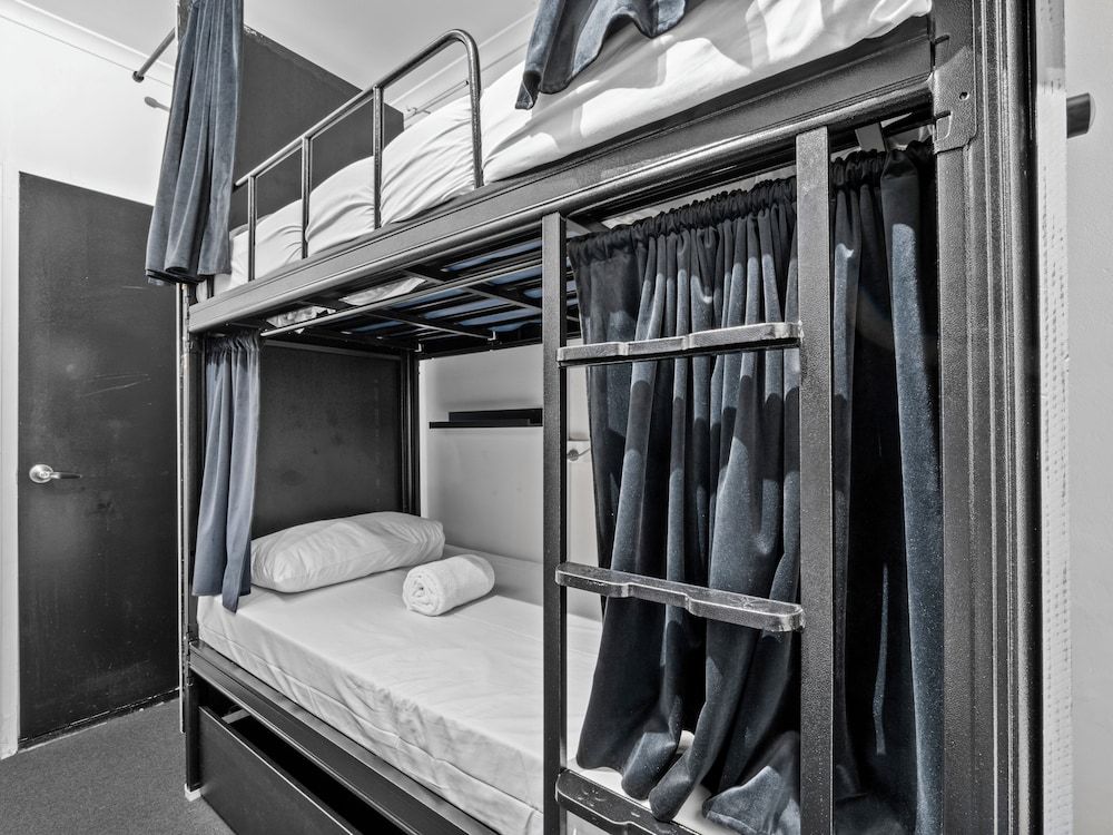 Mixed Pod 4 Bed Room - Shared Bathroom