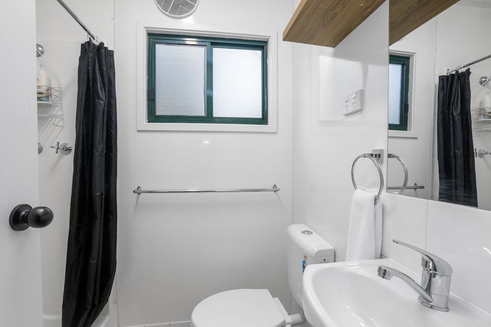 Creswick Holiday Park Family Cabin, 2 Bedrooms, Kitchenette 2