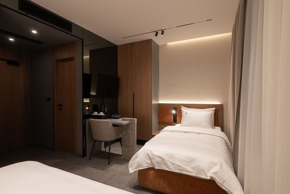 Garni Hotel Galeria Standard Triple Room, City View 3