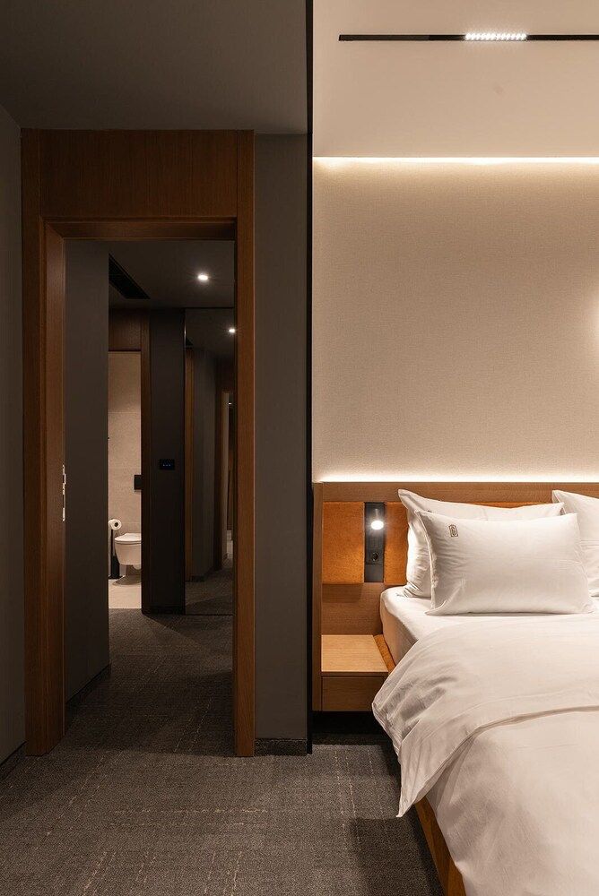 Garni Hotel Galeria Quadruple Room, City View 3