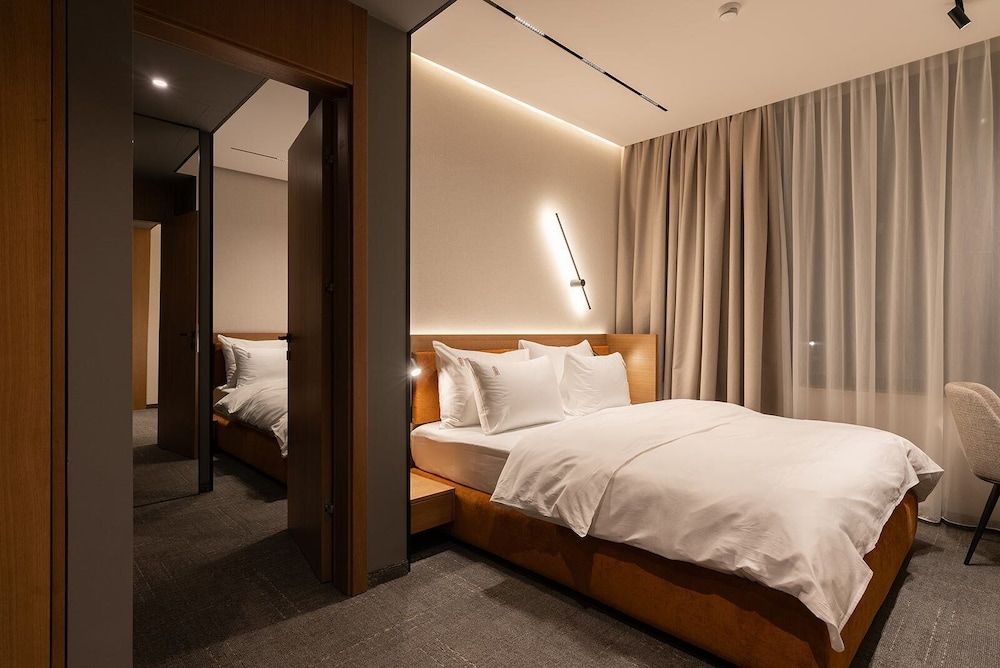 Garni Hotel Galeria Quadruple Room, City View 2