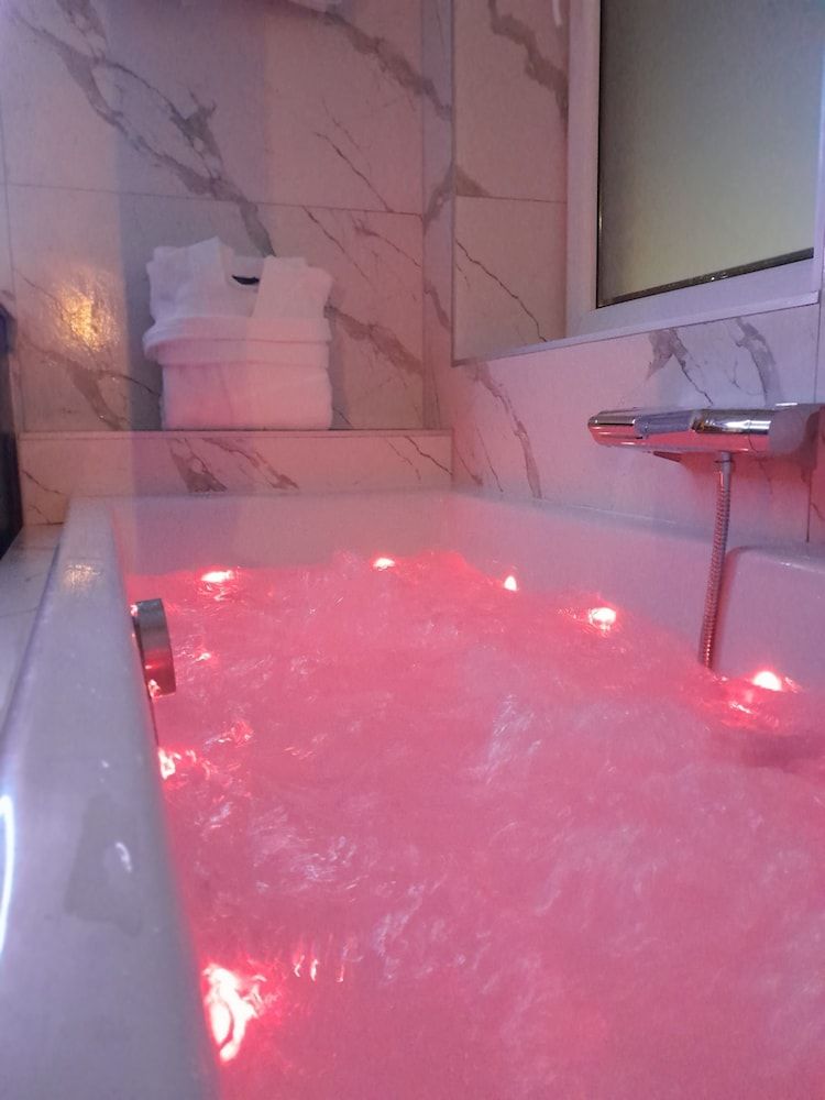 Maison du Roi Grand Suite, City View 5