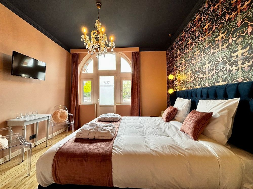 Maison du Roi Grand Suite, City View