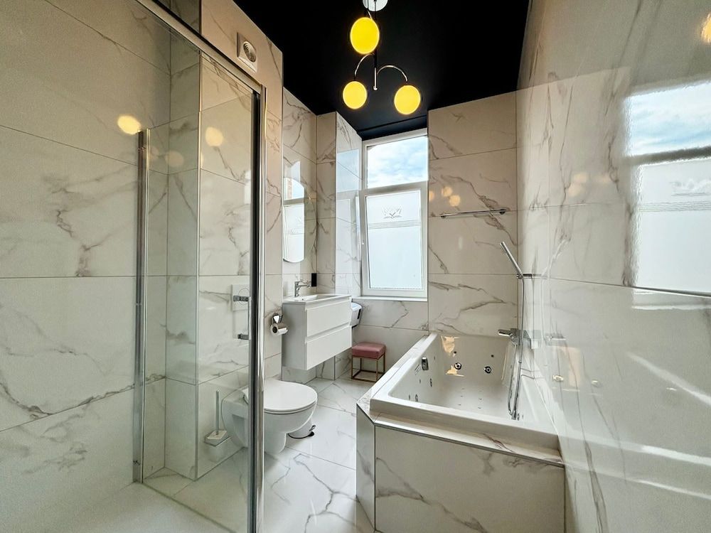 Maison du Roi Grand Suite, City View 3