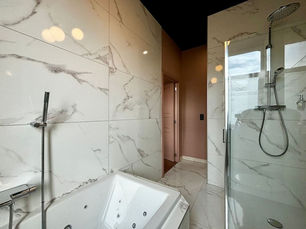 Maison du Roi Grand Suite, City View 4