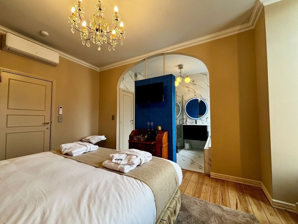 Maison du Roi Luxury Suite, City View 3