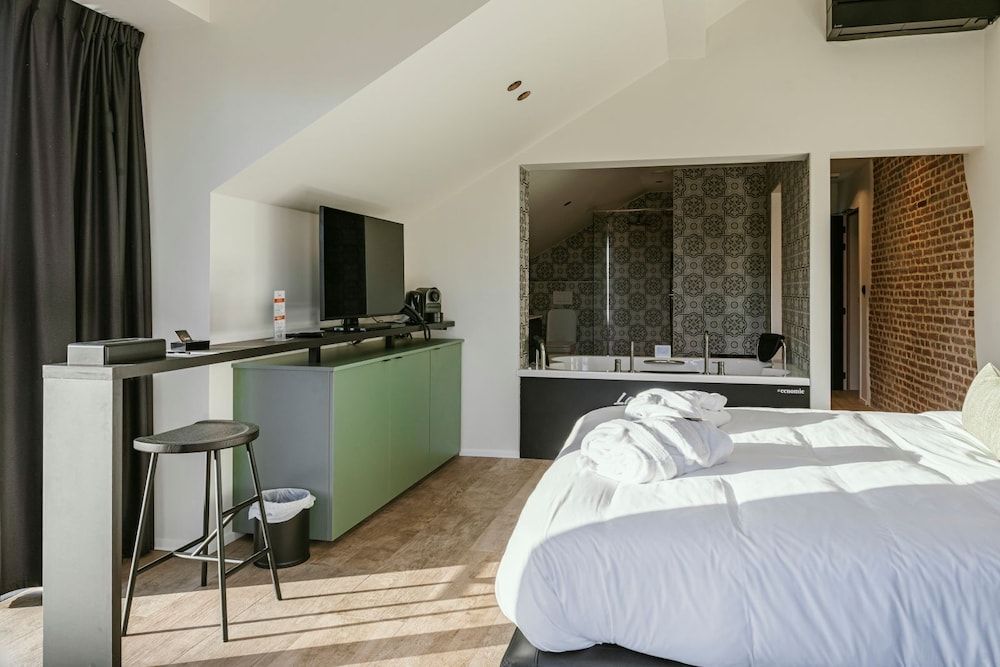 CC Nomie Hôtel Restaurant Luxury Suite, 1 Bedroom, Jetted Tub, Garden View 7