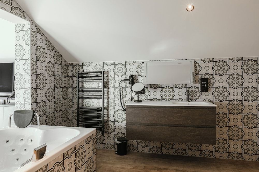 CC Nomie Hôtel Restaurant Luxury Suite, 1 Bedroom, Jetted Tub, Garden View 8