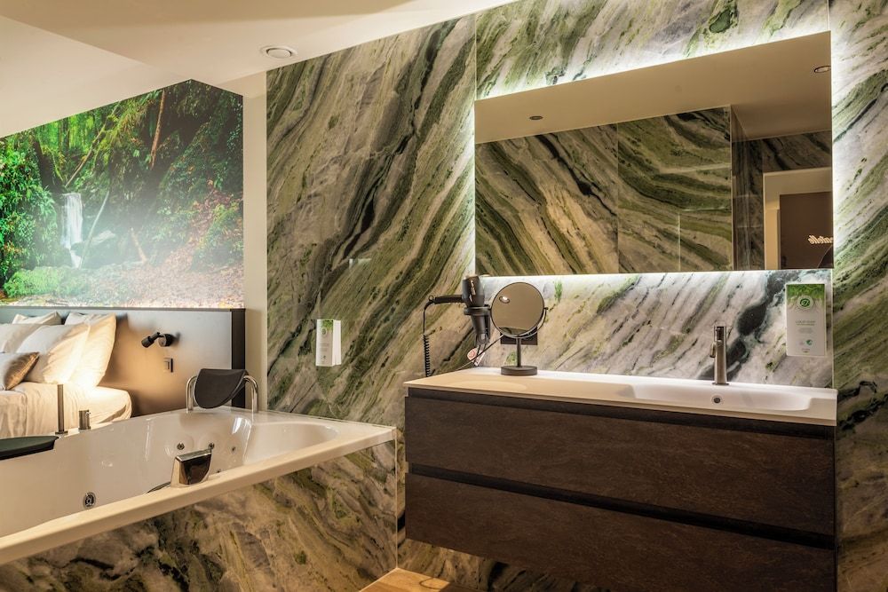 CC Nomie Hôtel Restaurant Premium Room, 1 Bedroom, Jetted Tub, Garden View 3