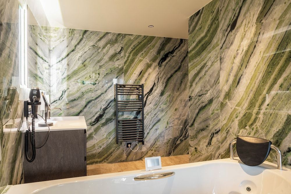 CC Nomie Hôtel Restaurant Premium Room, 1 Bedroom, Jetted Tub, Garden View 4