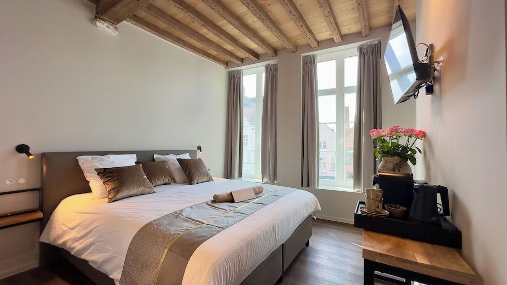 Deluxe Double Room, Non Smoking, Canal View