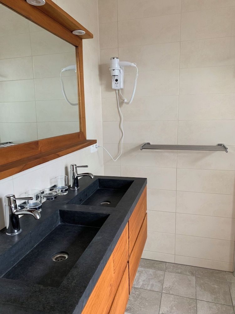 Le Baron Apartments Deluxe Suite, 2 Bedrooms, Kitchen, Hill View 5